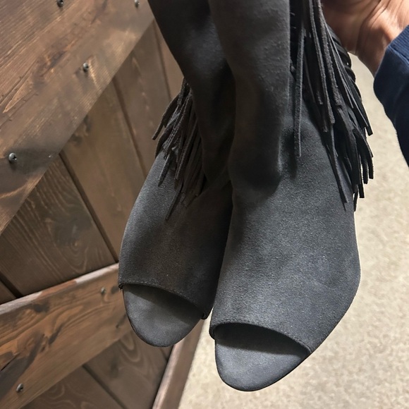 Gianni Bini Gray Suede Peep Toe Heeled Fringe Booties Size 9 - Picture 7 of 11
